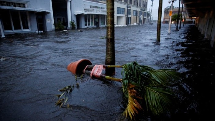 El huracán Ian azotó el suroeste de Florida el miércoles con vientos de 250 km/h, empujando una pared de marejada ciclónica que convirtió las calles en ríos. 