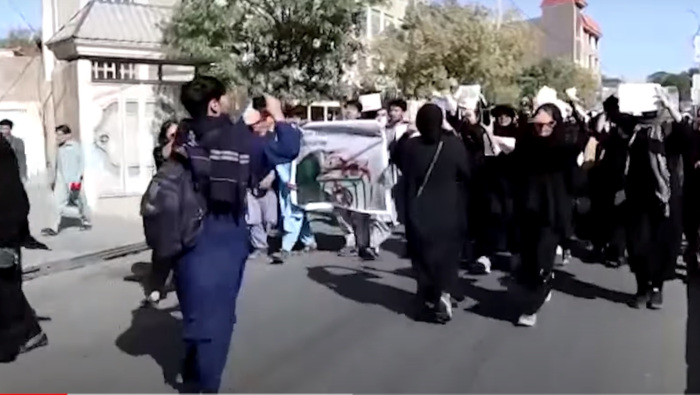 Decenas de estudiantes en la provincia occidental de Herat y la provincia central de Bamyan realizaron manifestaciones tras el ataque del viernes contra el centro educativo Kaaj.