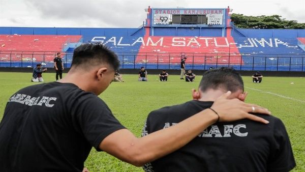 Las autoridades indonesias buscan identificar a los responsables de la tragedia, donde murieron 125 personas y más de 320 resultaron heridas.