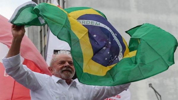 Si se calculan los votos válidos con vistas al balotaje, Lula obtendría un 55 por ciento y Bolsonaro se ubicaría diez puntos por debajo.