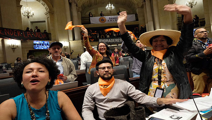 Defensores ambientalistas y representantes del Congreso celebran la ratificación del Acuerdo de Escazú.