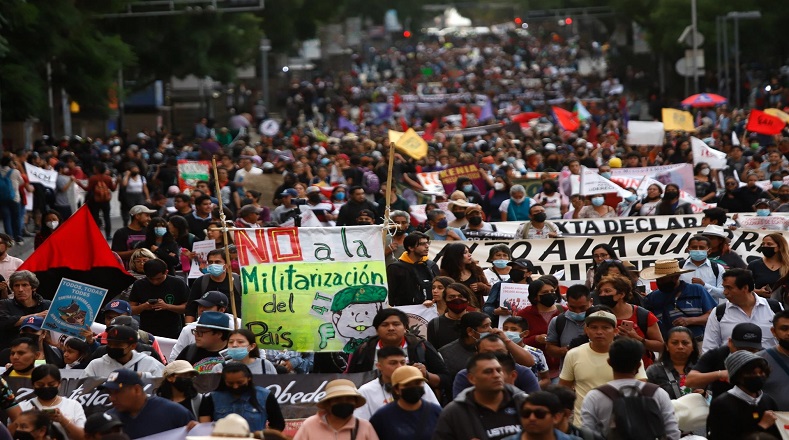 Miles de personas, entre ellos miembros de comunidades indígenas y estudiantes, se manifestaron este miércoles en México contra la militarización de territorios indígenas y condenaron la guerra capitalista y patriarcal hacia los pueblos originarios de esa nación y otras partes del mundo.