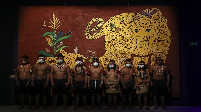 La defensa de la preservación de las lenguas indígenas en Brasil es representada en la muestra “Nhe