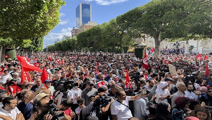 Partidos de oposición convocaron a la protesta, en la que los ciudadanos rechazaron la gestión económica del Gobierno y la nueva ley electoral