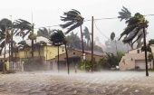El Centro Nacional de Huracanes de EE.UU. informó que Lisa tenía vientos máximos sostenidos de 65 kilómetros por hora y se desplazaba hacia el oeste a 22 km/h.