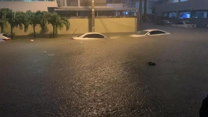 Colapsa el drenaje pluvial de la capital dominicana por las lluvias de este viernes. 