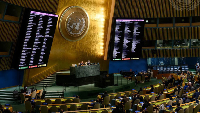 La resolución, que exige un protocolo y un registro para la reparación de daños, fue votada con 94 países a favor.