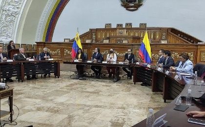 El embajador de Colombia en Venezuela, Armando Benedetti, reiteró que "era necesario restablecer las relaciones entre ambas naciones".
