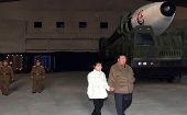 El líder norcoreano, Kim Jong Un exaltó al misil Hwasong-17 como el arma estratégica más potente del mundo. 