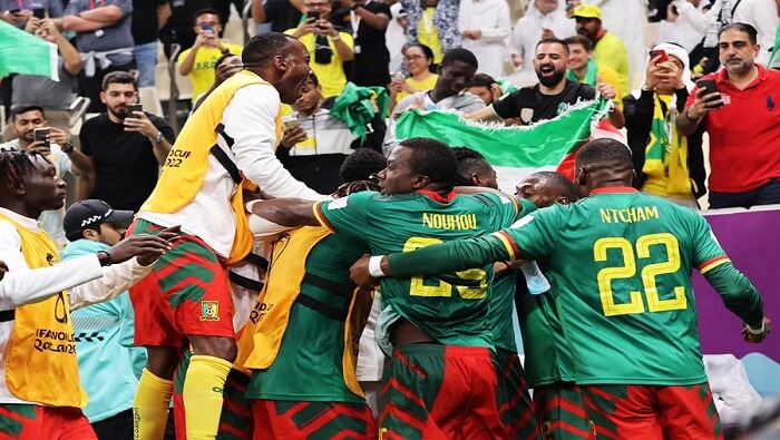 En los minutos adicionales llegó el gol para Camerún tras un cabezazo de Aboubakar.