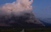 El monte Semeru de Indonesia ha entrado en erupción, arrojando nubes de cenizas calientes a una milla en el cielo.