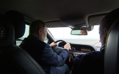 El titular del Kremlin condujo el vehículo por el lado derecho de la vía junto al vice primer ministro Marat Jusnulin.