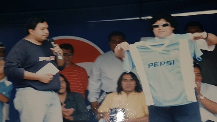 Al día siguiente Maradona debía inaugurar la escuela de fútbol, del club Aurora, motivo por el cual había llegado a Cochabamba.