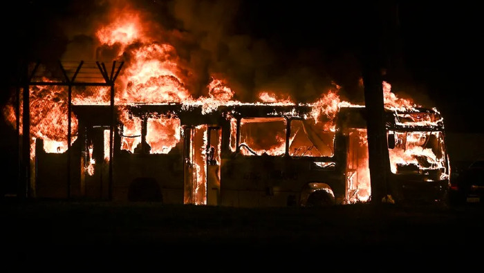 Los violentos manifestantes incendiaron varios vehículos, incluidos varios autobuses del transporte público.