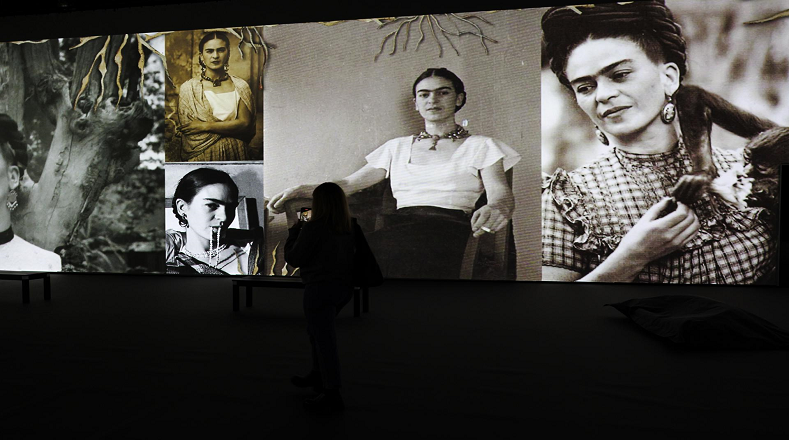 El Centro de Beaulieu Lausanne,en Suiza, acoge hasta el próximo 19 de marzo del 2023 la muestra Viva Frida Kahlo-Exposición Inmersiva, que combina proyecciones de video,narraciones en primera persona y una partitura de música original.