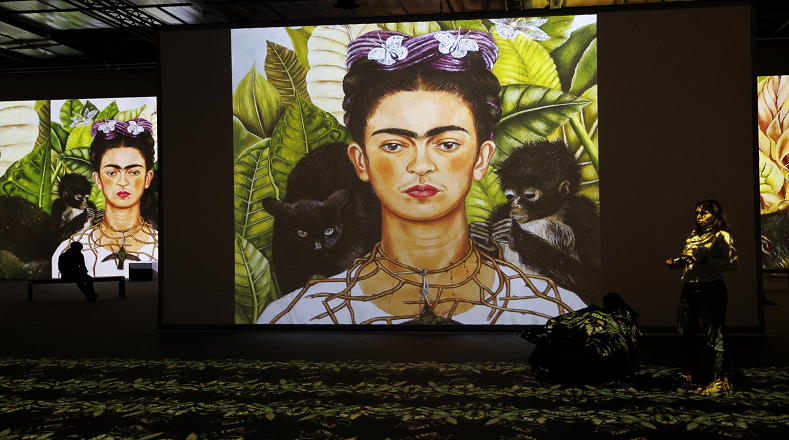 Más de 30 proyectores de última generación propicia que aparezcan ante los espectadores cerca de cien obras pictóricas, literarias y fotográficas donde Frida es la protagonista.