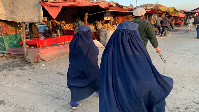 El Gobierno de los talibanes emitió el sábado una orden para prohibir a las mujeres trabajar en cualquier ONG.