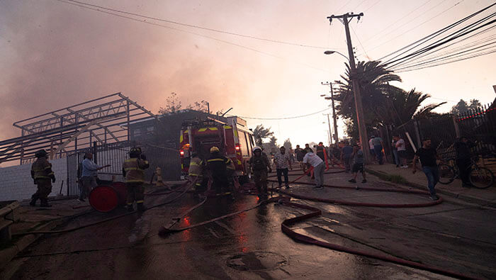 Fuentes bomberiles de Chile señalaron que la voracidad del fuego ha descendido, pero aún no pueden darlo por extinguido.