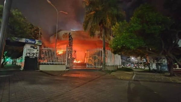 Según medios locales, la Fiscalía departamental fue la primera instalación pública incendiada por los opositores.