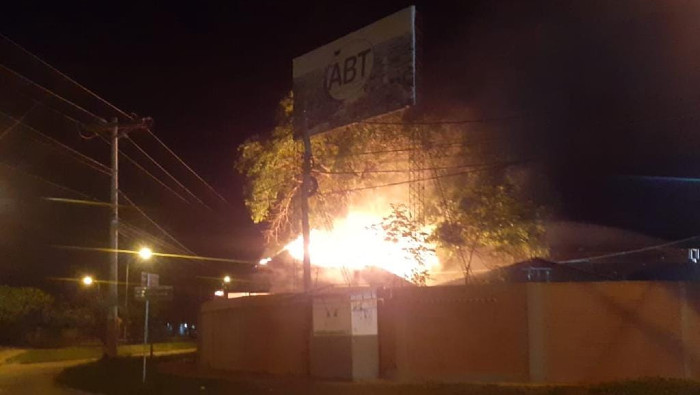 Según medios nacionales, los agresores incendiaron con una bomba molotov parte de la estructura de la sede de la ABT