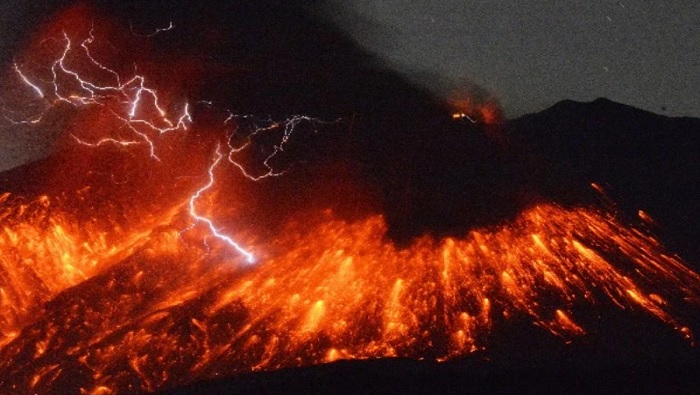 El servicio meteorológico declaró la alerta de máximo nivel por primera vez en la historia para el volcán Sakurajima.