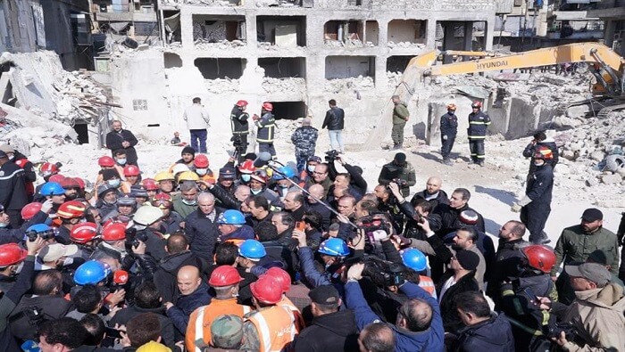 El presidente sirio Bashar al-Assad visitó el sitio golpeado por el terremoto en Alepo, una de las zonas declaradas en condición de catástrofe.