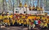 Junto a los bomberos chilenos, laboran voluntarios de Argentina, México y Venezuela, entre otras naciones.