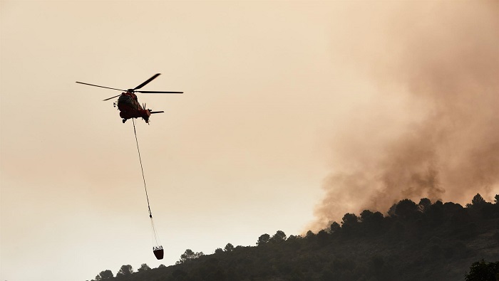 Se busca controlar el incendio de la zona de Ninhue, que se extiende hasta San Carlos y puede afectar viviendas y personas.