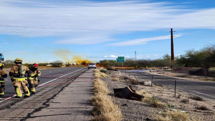 Bomberos de Tucson, Arizona intentan controlar el derrame de ácido nítrico en una autopista local.