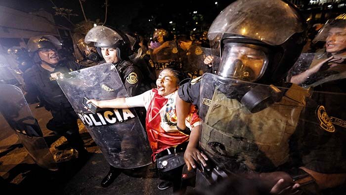 La policía peruana agredió a manifestantes en la capital peruana.