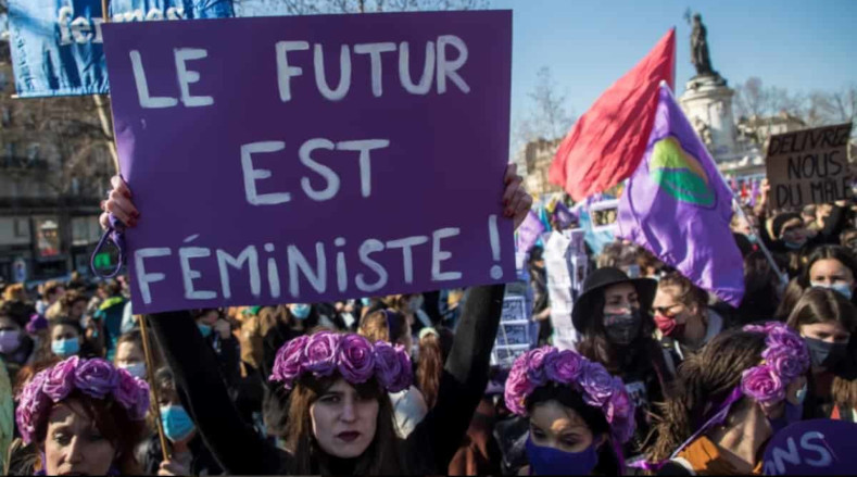 No quadro das manifestações em várias cidades francesas, o Presidente Emmanuel Macron propôs esta quarta-feira inscrever na Constituição a "liberdade" de abortar mulheres.