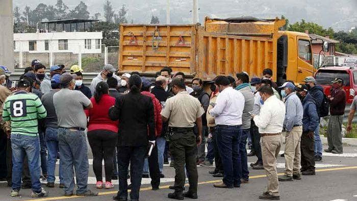Transportistas ecuatorianos exigen el aumento de la tarifa del pasaje de 0,30 a 0,40 dólares, algo que no ha sido aceptado por la administración municipal actual.