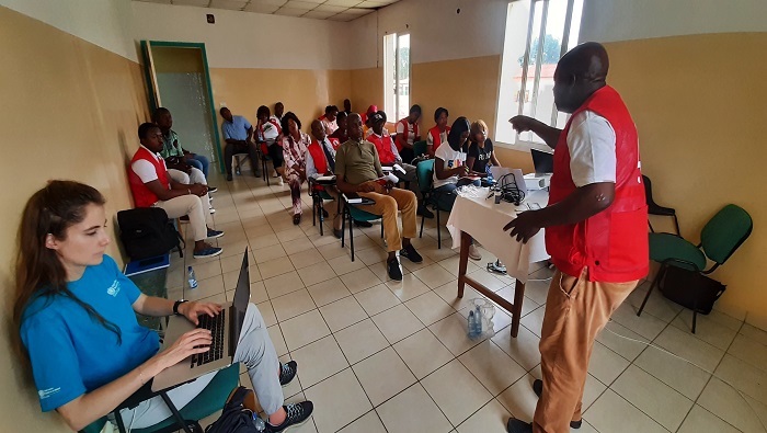 En la ciudad de Mongomo, la Cruz Roja y el Ministerio de Salud capacitan a movilizadores y voluntarios en la comunicación de riesgos y la participación comunitaria ante la enfermedad.
