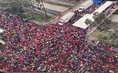 El gremio de maestros, en negociaciones por separado con el distrito, apoyó la huelga e instó a sus 35,000 miembros a unirse a los piquetes y a las manifestaciones.