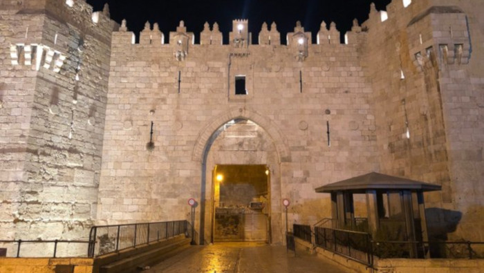 El incidente tuvo lugar alrededor de la medianoche cerca de la Puerta de las Cadenas, un punto de acceso al complejo de la Mezquita Al-Aqsa en el este de Jerusalén ocupado por Israel .