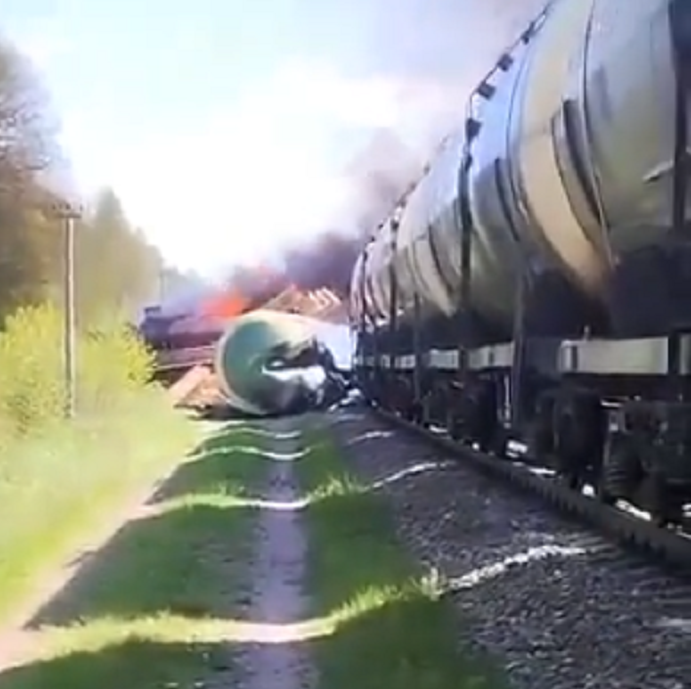 Según la compañía estatal de ferrocarriles rusos, además de la locomotora, se volcaron siete vagones, y el incidente fue causado por “la intervención de personas externas”.