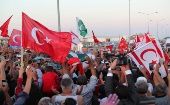 El presidente Erdogan saluda a cientos de simpatizantes durante un acto electoral de cara al balotaje del próximo domingo.
