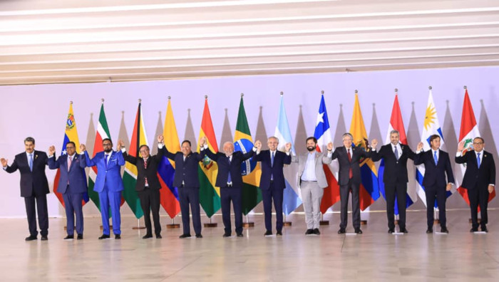 Mandatarios de América del Sur posan para la foto oficial de la Cumbre Suraméricana en el Palácio del Itamaraty, hoy en Brasilia