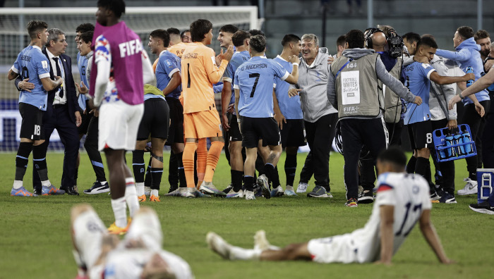 Uruguay dio la cara por América y derrotó a la escuadra estadounidense 2-0 para ganarse su puesto en las semifinales, donde encarará a Israel.