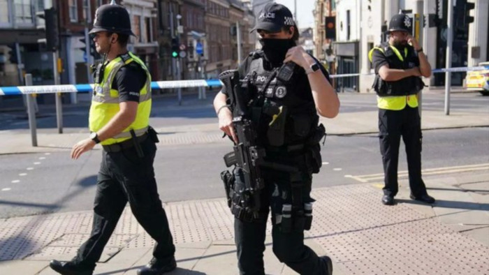 Testigos dijeron a la emisora GB News que el principal sospechoso tras los ataques de Nottingham es un inmigrante de África occidental que además cuenta con antecedentes de violencia.