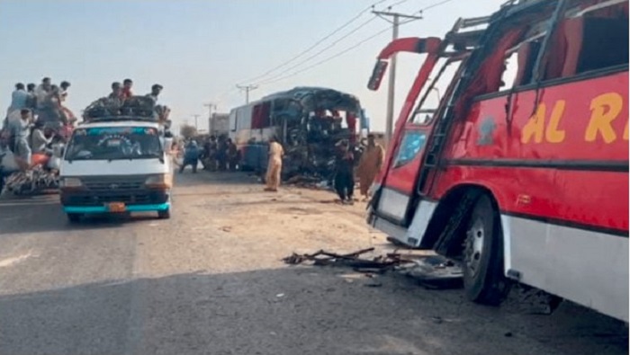 Uno de los autobuses se dirigía de la ciudad de Peshawar a la ciudad portuaria de Karachi.