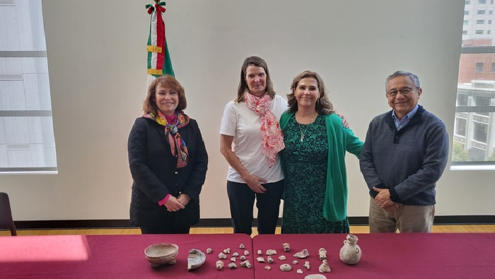 La cónsul general de México en San Francisco, Remedios Gómez Arnau recibió las piezas de manos de Susan y Melanie Gunn.