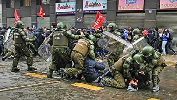 Los Carabineros de Chile fueron denunciados por cometer innumerables violaciones de derechos humanos durante el estallido social en 2019.