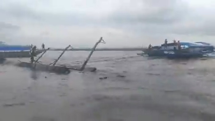 El naufragio se le atribuye al tifón Doksuri que pasaba por Filipinas y provocó fuertes inundaciones y deslaves.