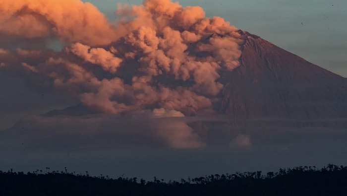 Hasta el momento, la actividad en el volcán se mantiene alta y en las últimas 24 horas se registraron 424 explosiones.