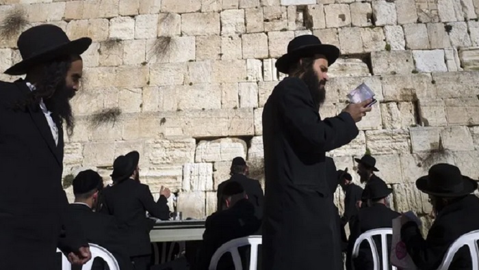 Los judíos entraron en la explanada de las Mezquitas para rezar frente al Muro de los Lamentos.