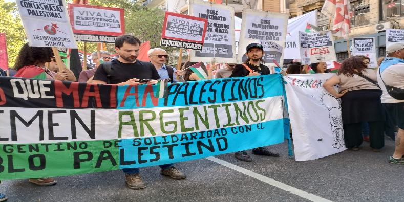 El Comité Argentino en solidaridad con el Pueblo Palestino organizó una movilización ante la Embajada de Israel. 