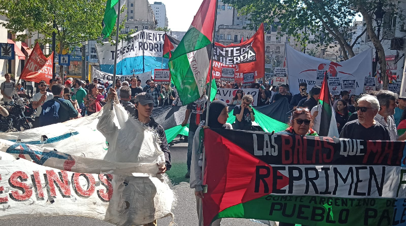 Durante la manifestación, jóvenes y algunas mujeres iban adornados con pañuelos típicos palestinos, y con la bandera palestina pintada en sus mejillas.