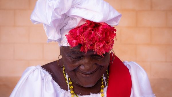 Juana Ríos Ríos tiene 84 años de edad y es natural de la provincia de Pinar del Río, donde nacieron los Acuáticos, la práctica religiosa de Antonia Izquierdo, quien curaba con agua y vida.