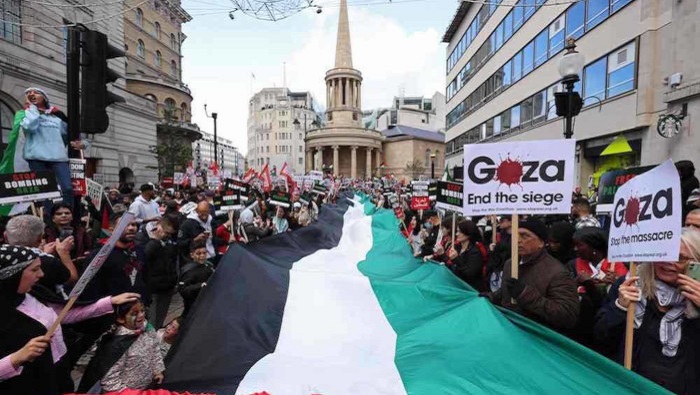 En Londres se produjo un manifestación masiva, frente al edificio de la BBC, para apoyar a los palestinos en Gaza y exigir el fin de la agresión israelí contra civiles.